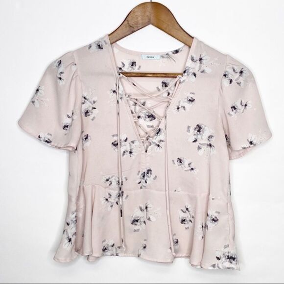 UO Kimchi Blue Judy Lace-Up Pink Floral Peplum Top - Picture 1 of 14